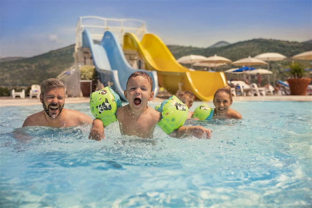 Club_Dubrovnik_Sunny_Hotel_pool_family_01_1689075710