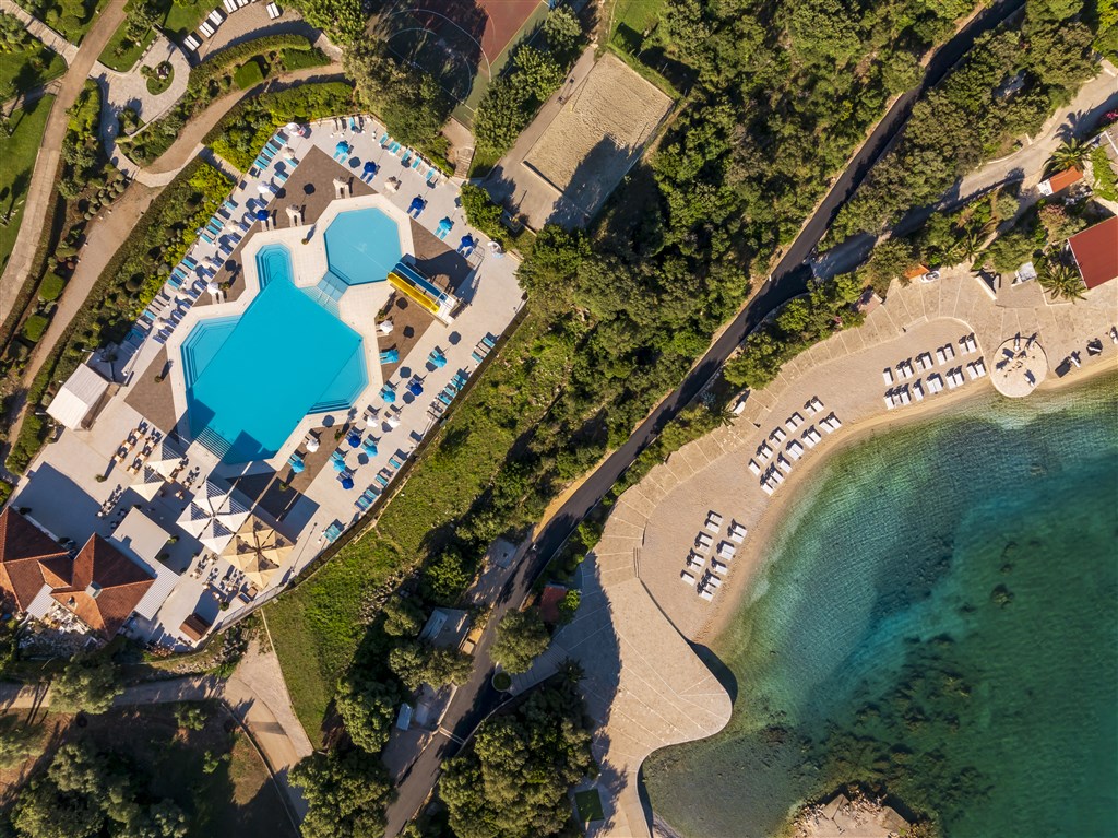 sunny_dubrovnik_by_valamar_aerial_pool_and_beach_view_01_1728484784